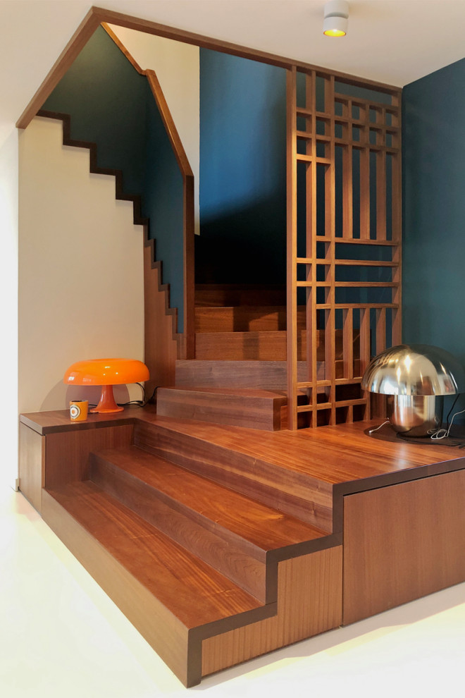 На фото: большая винтовая деревянная лестница в современном стиле с деревянными ступенями с