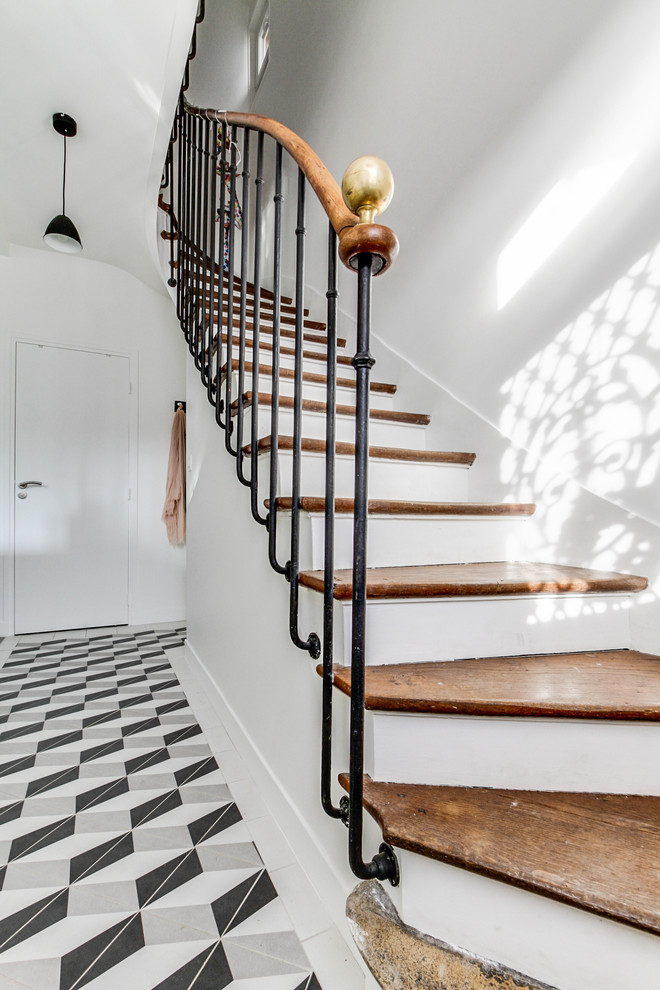 Gewendelte Nordische Treppe mit gebeizten Holz-Treppenstufen, Holz-Setzstufen und Mix-Geländer in Paris