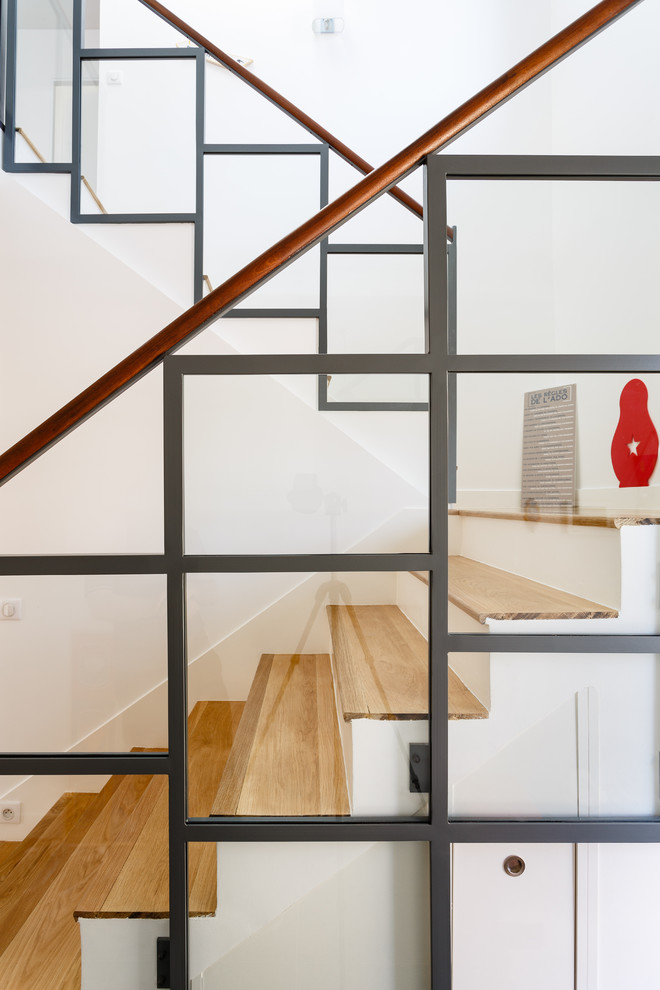 Imagen de escalera en L moderna de tamaño medio con escalones de madera, contrahuellas de madera pintada y barandilla de varios materiales