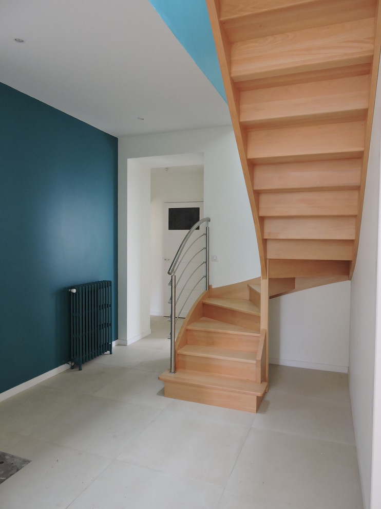 Réalisation d'un escalier courbe champêtre de taille moyenne avec des marches en bois et des contremarches en bois.