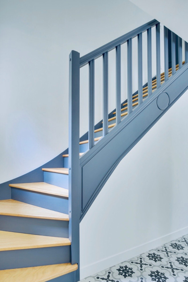 Свежая идея для дизайна: угловая лестница среднего размера в современном стиле с деревянными ступенями, крашенными деревянными подступенками и деревянными перилами - отличное фото интерьера
