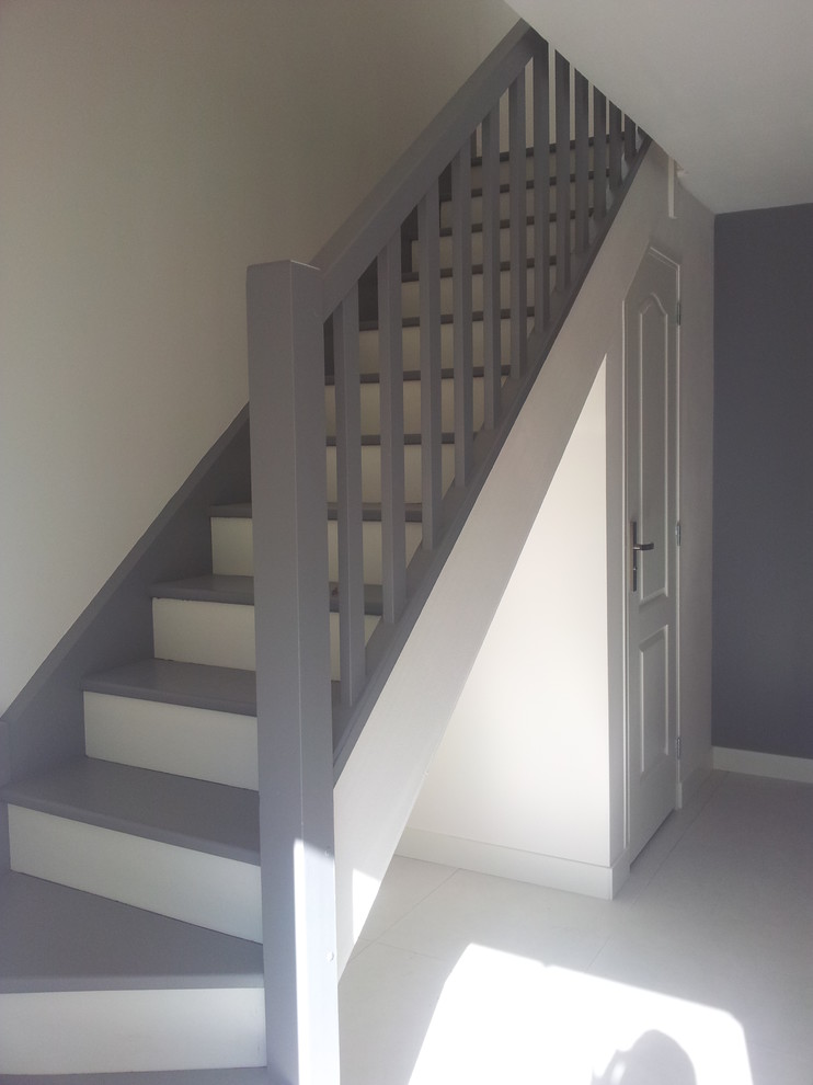 Стильный дизайн: прямая деревянная лестница среднего размера в современном стиле с крашенными деревянными ступенями и деревянными перилами - последний тренд