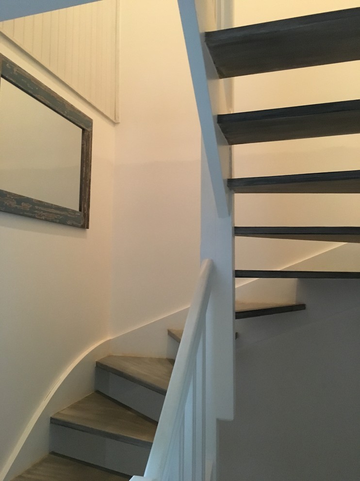 Источник вдохновения для домашнего уюта: большая п-образная лестница в современном стиле с крашенными деревянными ступенями
