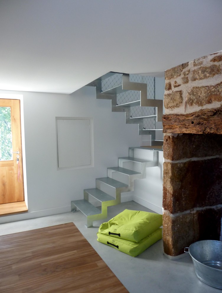 Diseño de escalera en U contemporánea de tamaño medio sin contrahuella con escalones de metal
