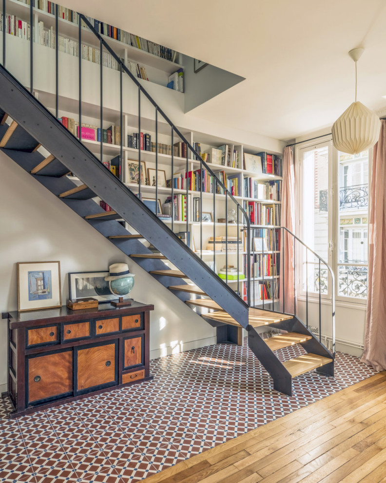 Mittelgroße Stilmix Holztreppe in L-Form mit Stahlgeländer und offenen Setzstufen in Paris