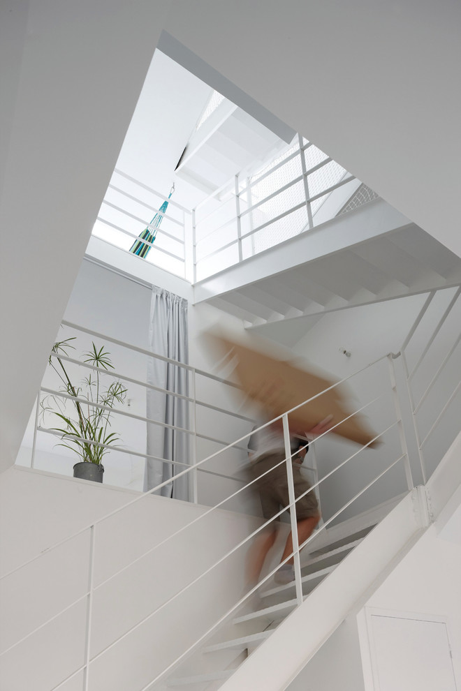 На фото: большая п-образная лестница в современном стиле с металлическими ступенями без подступенок