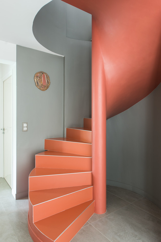 Источник вдохновения для домашнего уюта: винтовая лестница в современном стиле