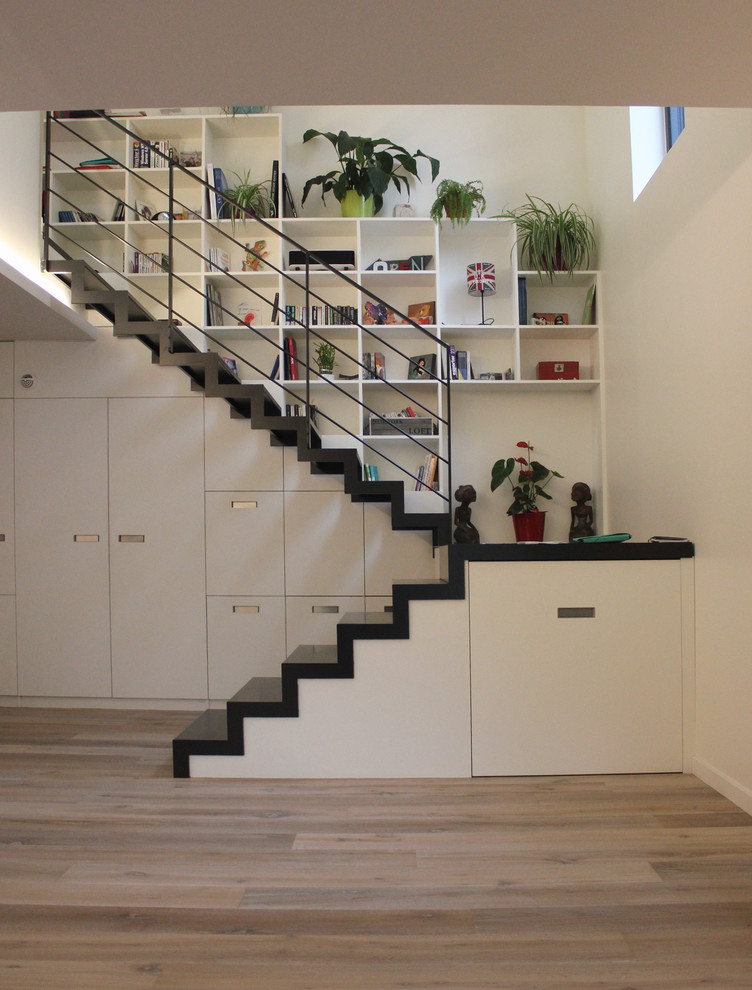 Cette image montre un escalier flottant design de taille moyenne.