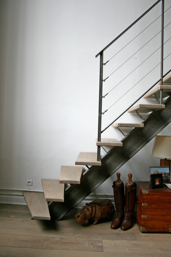 Exemple d'un escalier sans contremarche droit industriel de taille moyenne avec des marches en bois.