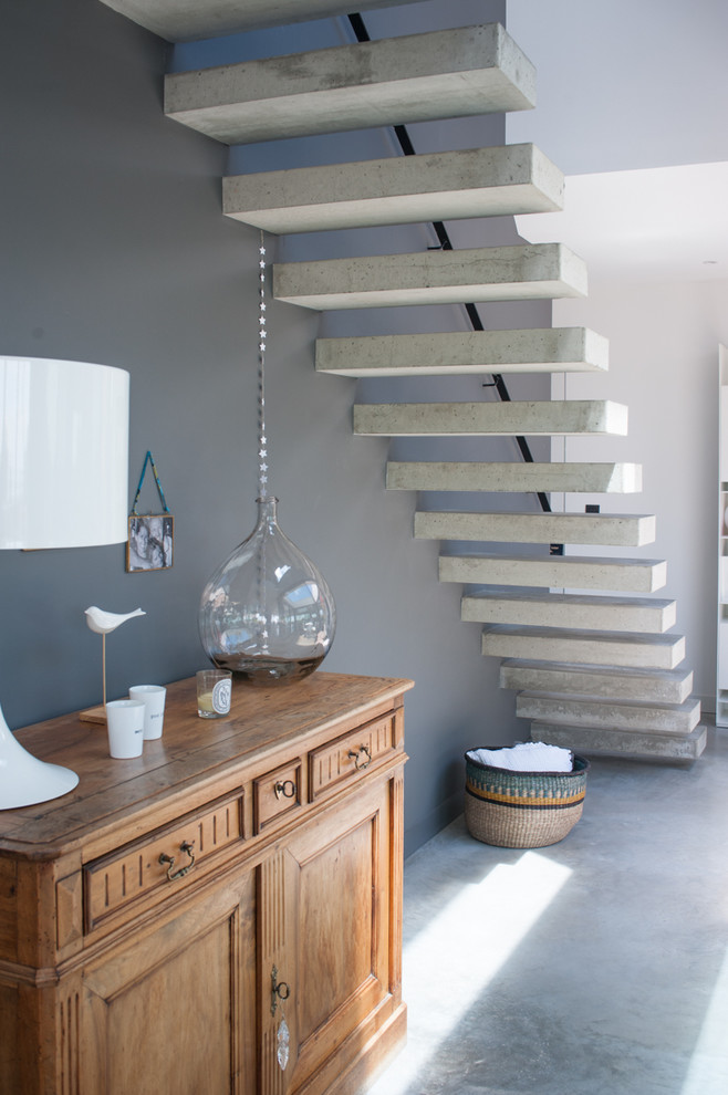 Cette image montre un escalier sans contremarche droit design en béton avec éclairage.