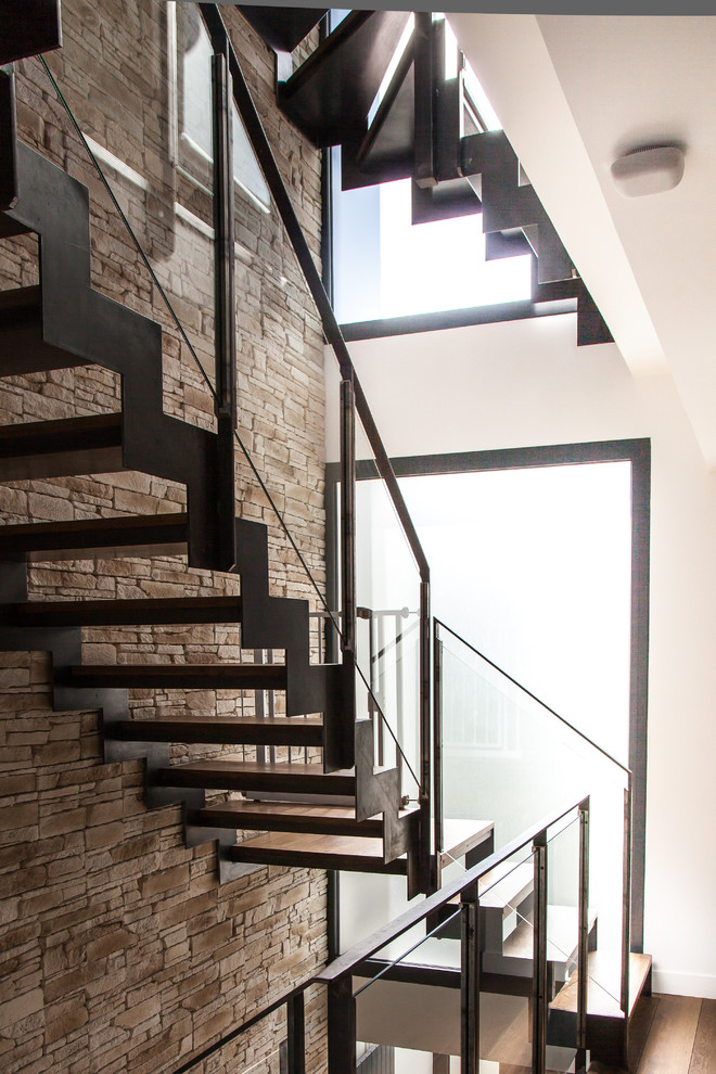 Aménagement d'un escalier sans contremarche droit éclectique avec des marches en bois et éclairage.