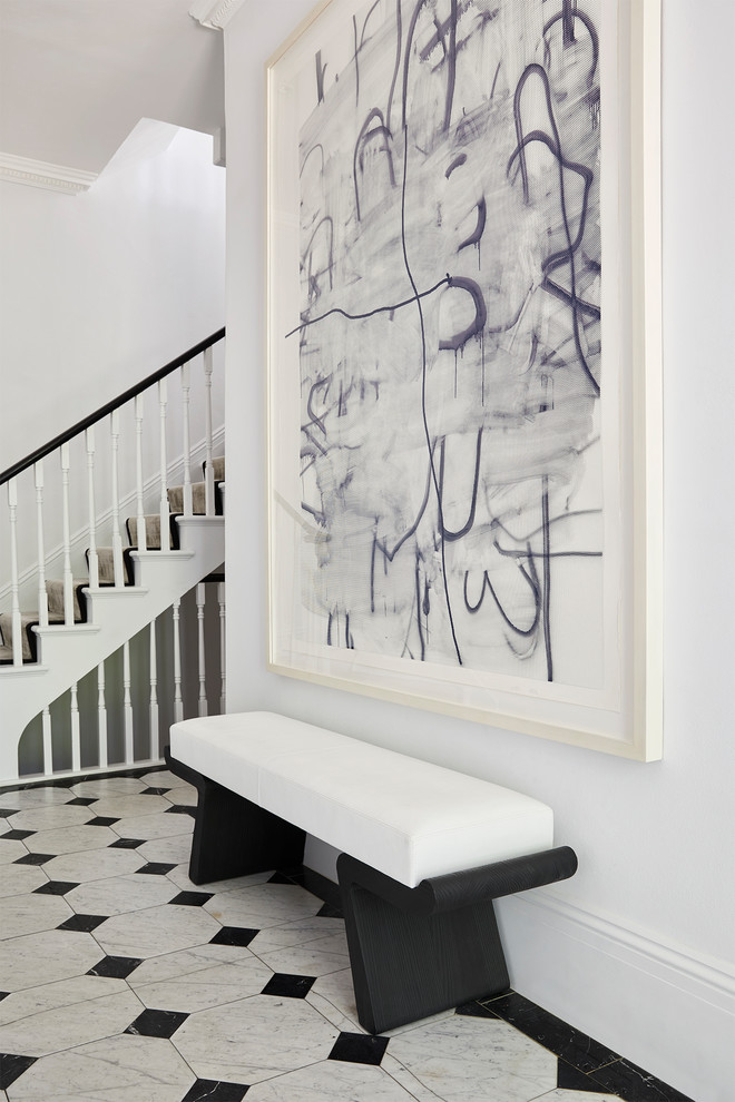 Diseño de escalera recta clásica renovada extra grande con escalones de madera pintada, contrahuellas enmoquetadas y barandilla de madera