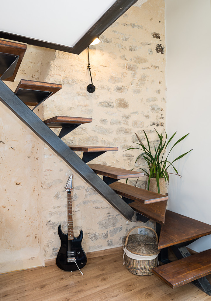 На фото: изогнутая лестница среднего размера в современном стиле с деревянными ступенями без подступенок
