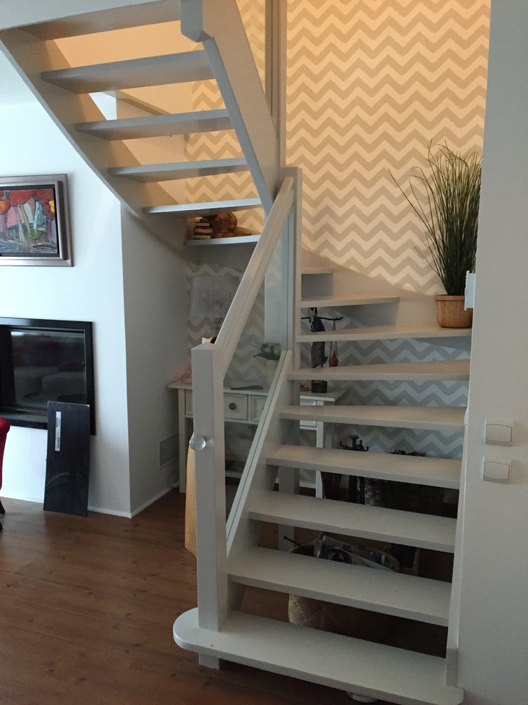 Idée de décoration pour un escalier design en U de taille moyenne avec des marches en bois peint.