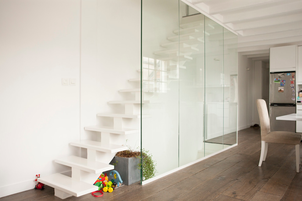 Идея дизайна: прямая лестница среднего размера в современном стиле с бетонными ступенями