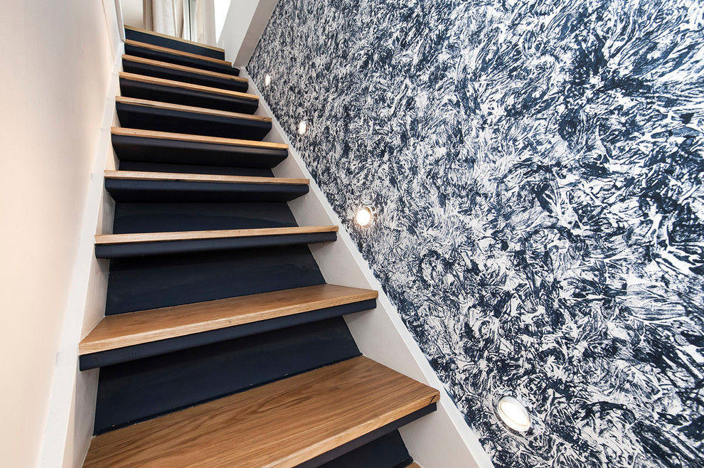 Réalisation d'un escalier peint droit design de taille moyenne avec des marches en bois.