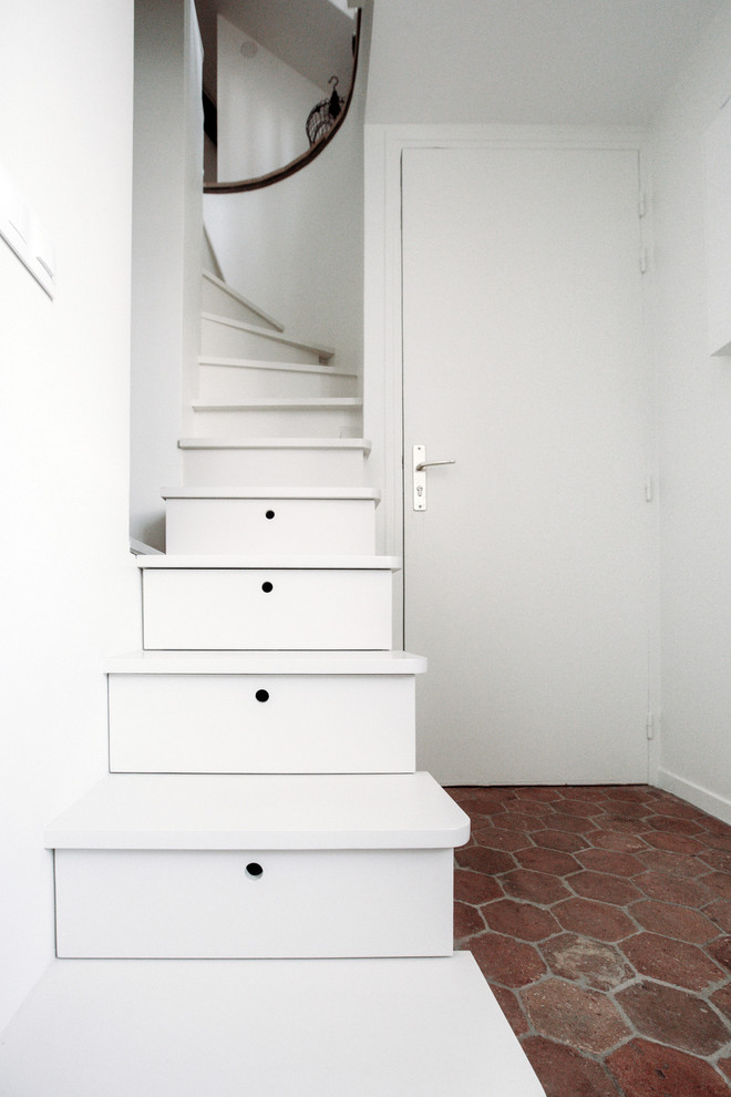 Источник вдохновения для домашнего уюта: маленькая изогнутая лестница в стиле ретро с крашенными деревянными ступенями и крашенными деревянными подступенками для на участке и в саду