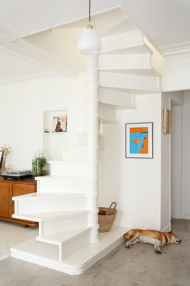 Foto de escalera de caracol bohemia pequeña con escalones de madera pintada y contrahuellas de madera pintada