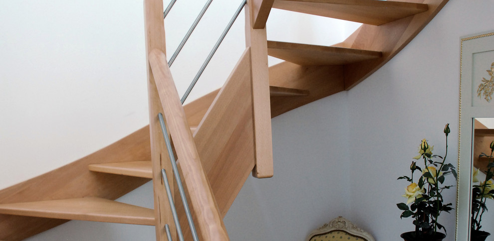 Inspiration pour un escalier sans contremarche design en U de taille moyenne avec des marches en bois.