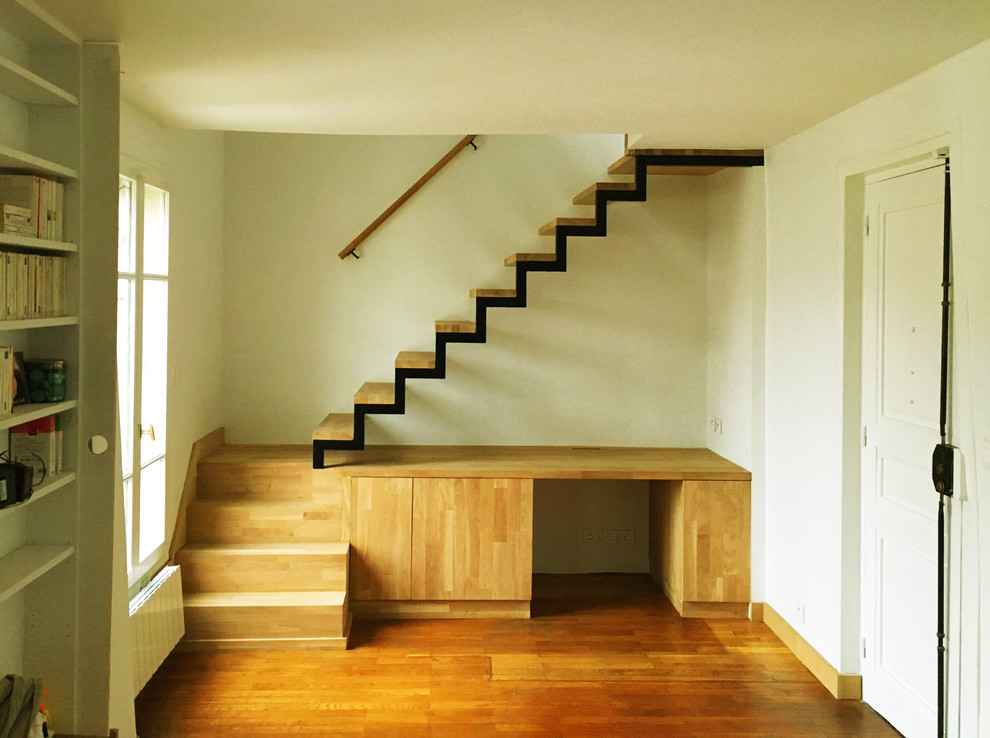 Inspiration pour un petit escalier sans contremarche design en U avec des marches en bois et un garde-corps en bois.