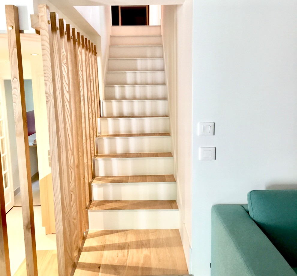 Cette photo montre un escalier peint droit scandinave de taille moyenne avec des marches en bois et un garde-corps en bois.