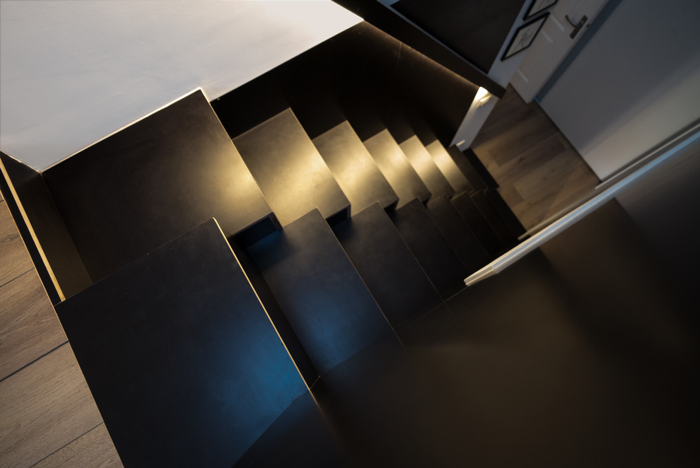 Ejemplo de escalera recta contemporánea pequeña con escalones de madera, contrahuellas de madera y barandilla de madera