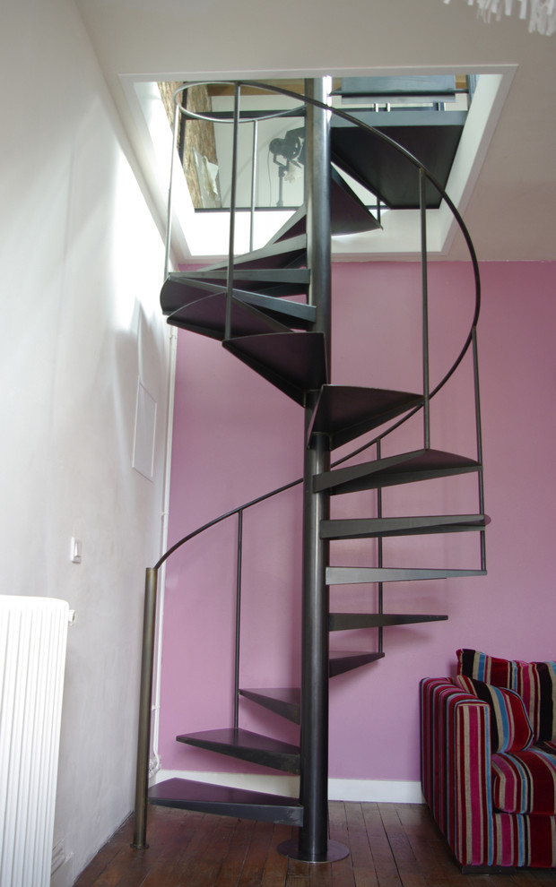 На фото: винтовая лестница в современном стиле с металлическими ступенями