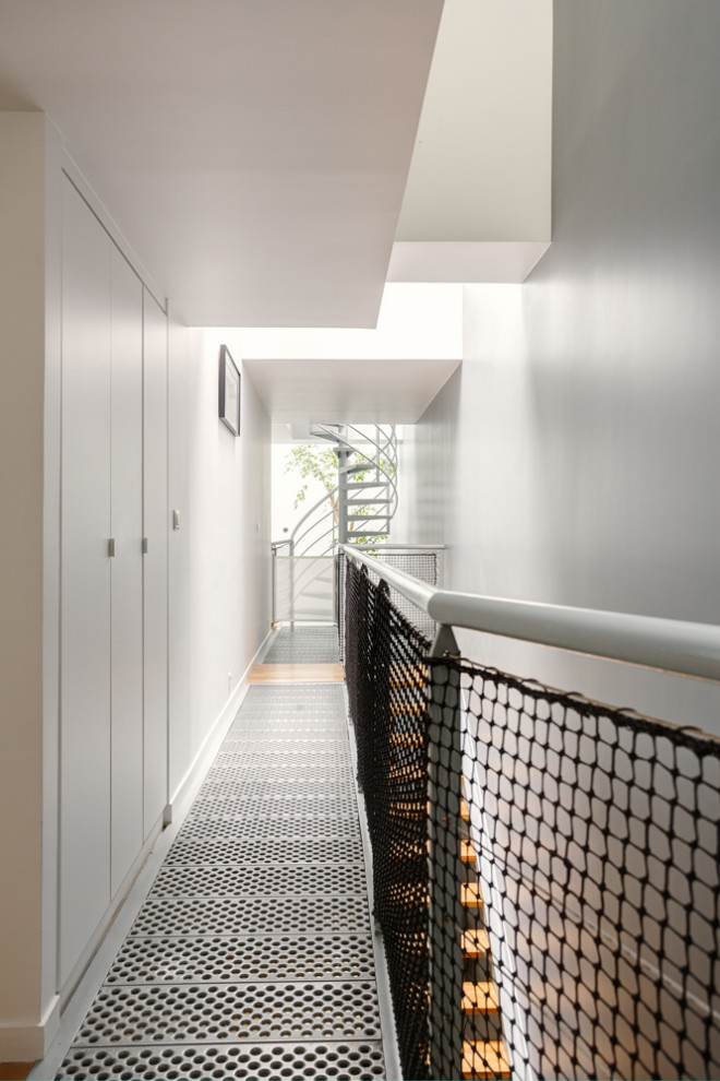 Aménagement d'un escalier sans contremarche droit éclectique de taille moyenne avec des marches en bois et un garde-corps en matériaux mixtes.