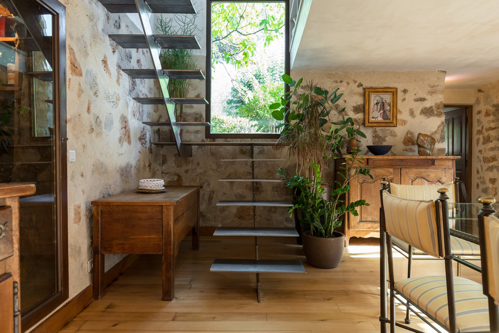На фото: п-образная лестница в средиземноморском стиле с металлическими ступенями без подступенок с