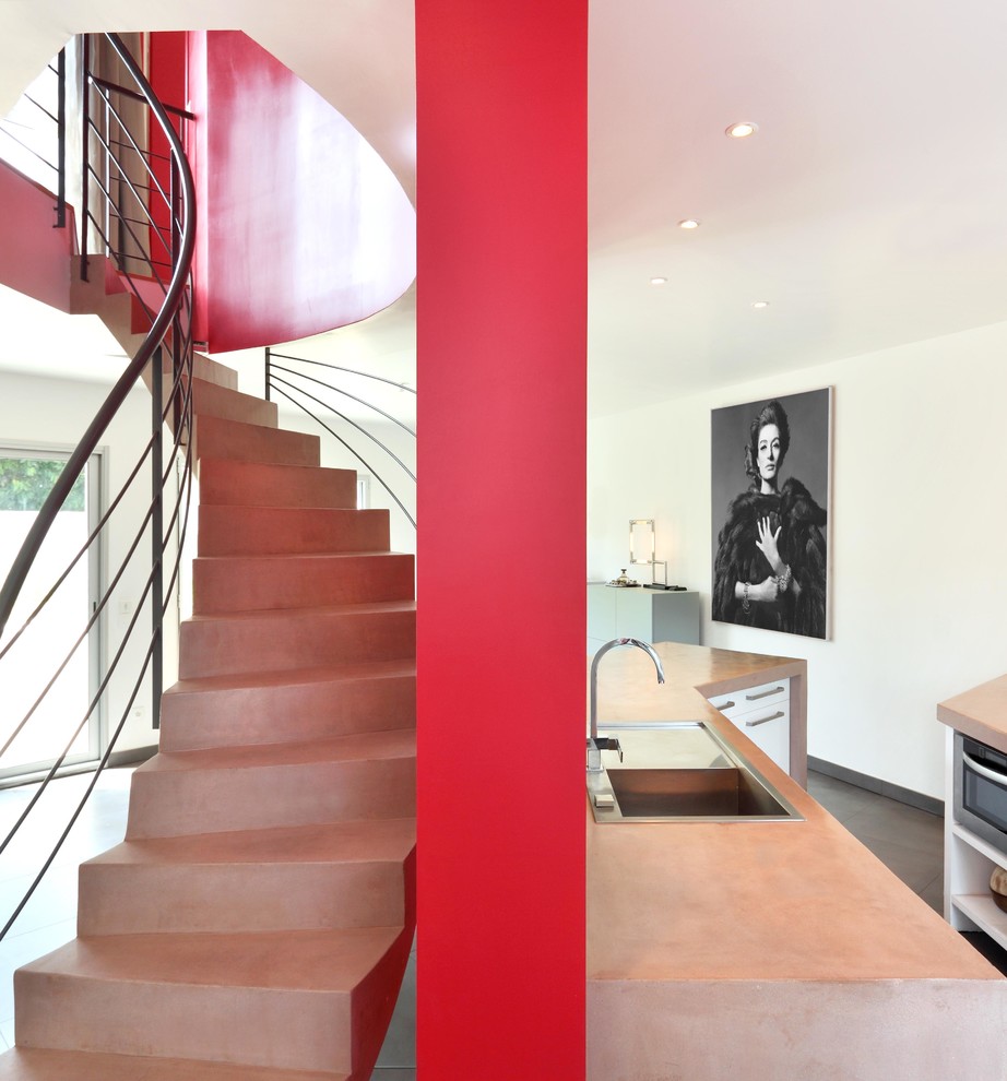 Gewendelte, Große Moderne Betontreppe mit Beton-Setzstufen in Paris
