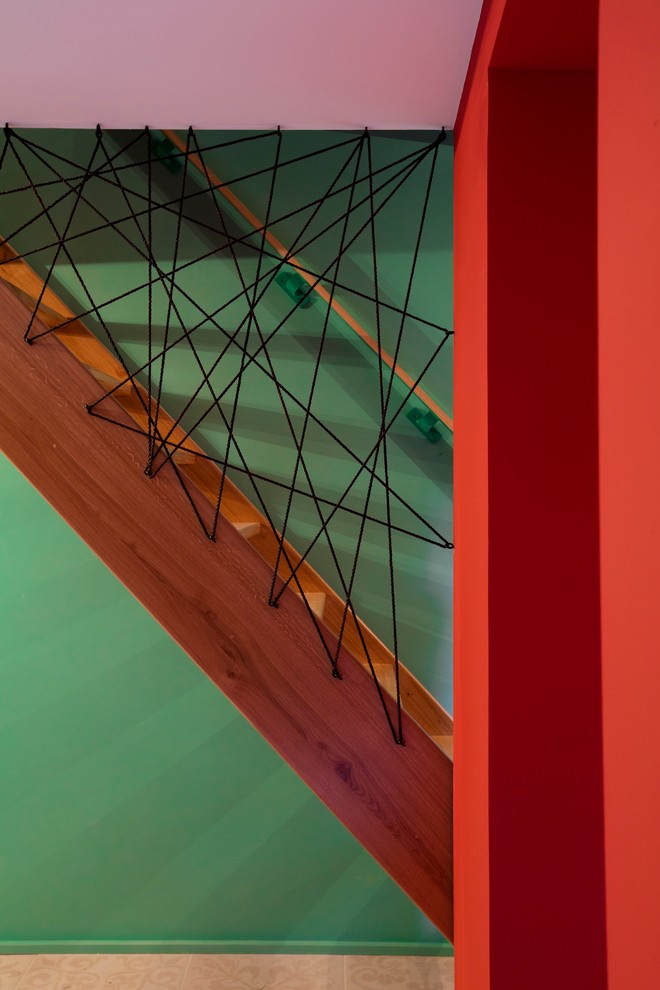 Foto de escalera recta contemporánea pequeña con escalones de madera