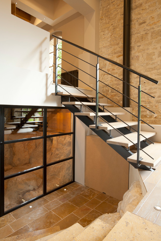 Imagen de escalera recta contemporánea pequeña sin contrahuella con escalones de madera