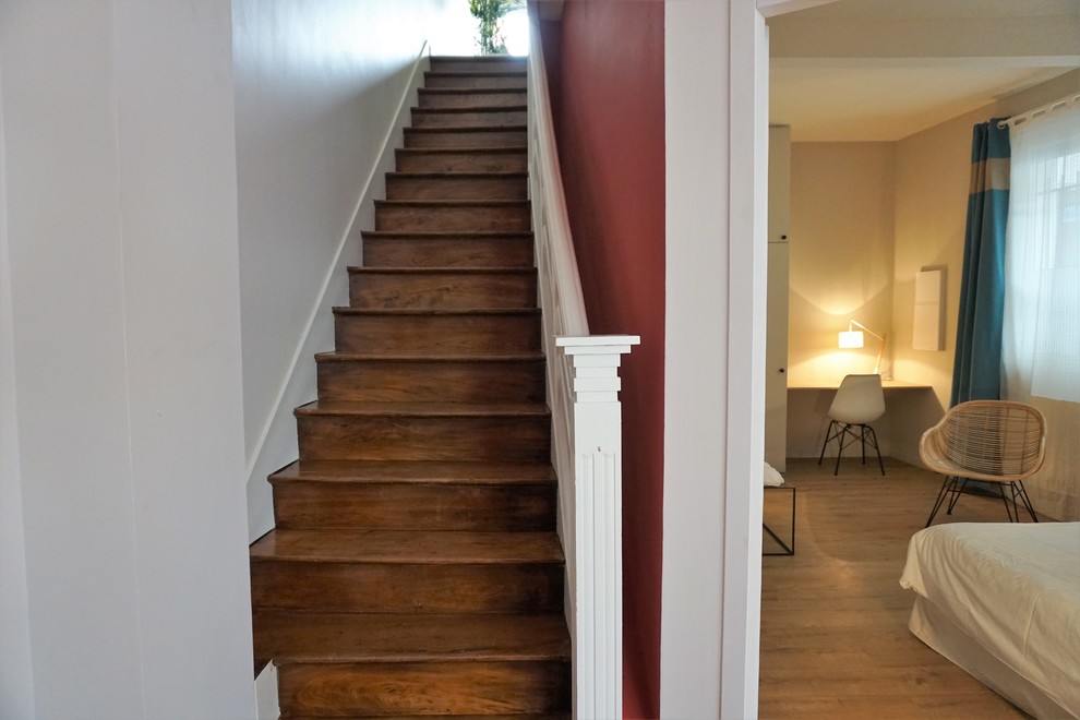 Modelo de escalera recta clásica renovada de tamaño medio con escalones de madera, contrahuellas de madera y barandilla de madera