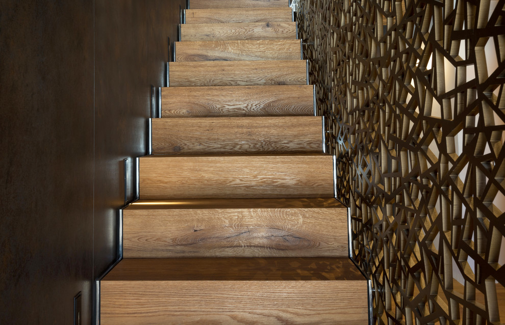 Immagine di una scala a rampa dritta minimal di medie dimensioni con pedata in legno, alzata in legno e parapetto in legno