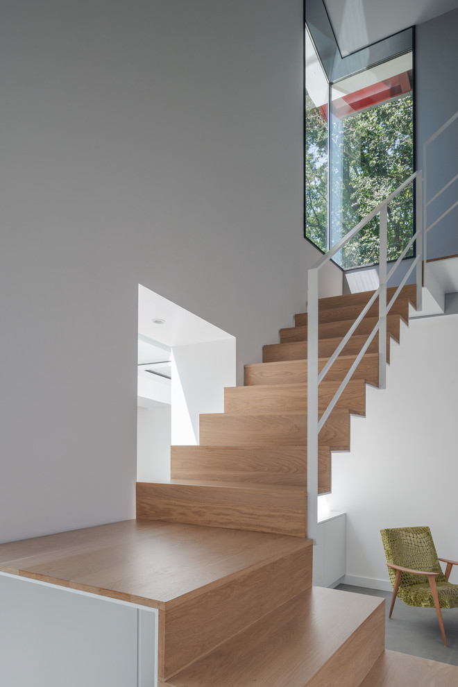 Свежая идея для дизайна: большая угловая металлическая лестница в скандинавском стиле с деревянными ступенями и металлическими перилами - отличное фото интерьера