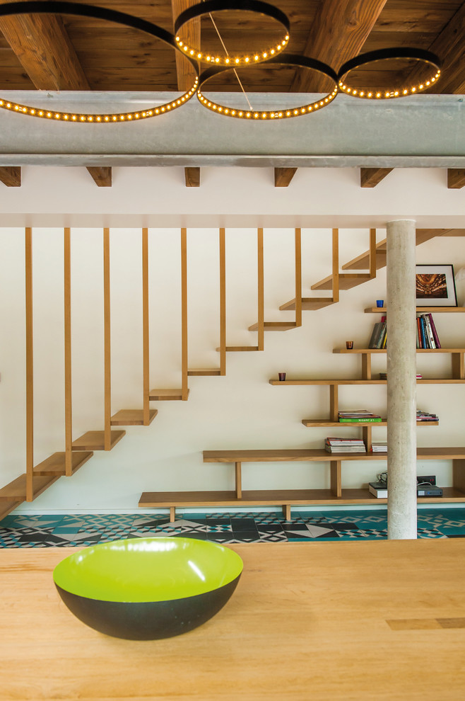 Réalisation d'un grand escalier sans contremarche flottant design avec des marches en bois.
