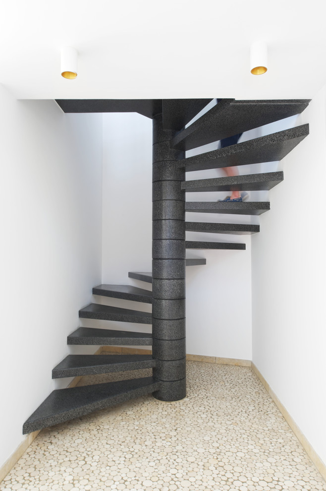 Стильный дизайн: винтовая лестница среднего размера в современном стиле - последний тренд
