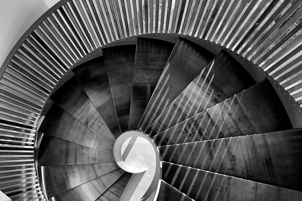 リヨンにある高級な広いインダストリアルスタイルのおしゃれならせん階段の写真