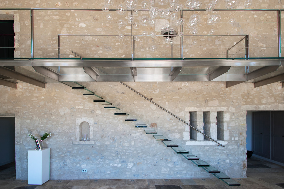 Свежая идея для дизайна: прямая лестница среднего размера в стиле фьюжн с стеклянными ступенями - отличное фото интерьера
