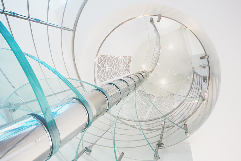 Idéer för en stor modern svängd trappa i glas, med sättsteg i glas