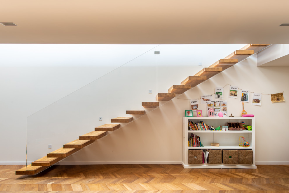 Exemple d'un escalier sans contremarche tendance avec des marches en bois.