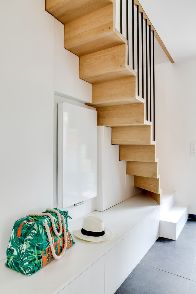Свежая идея для дизайна: прямая деревянная лестница среднего размера в современном стиле с деревянными ступенями и кладовкой или шкафом под ней - отличное фото интерьера