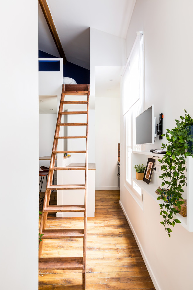 Modelo de escalera recta industrial pequeña con escalones de madera, contrahuellas de madera y barandilla de madera