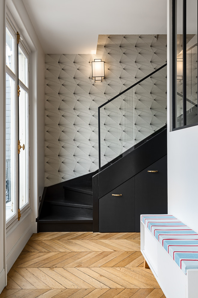 Mittelgroße Klassische Treppe in L-Form mit gebeizten Holz-Treppenstufen und gebeizten Holz-Setzstufen in Paris