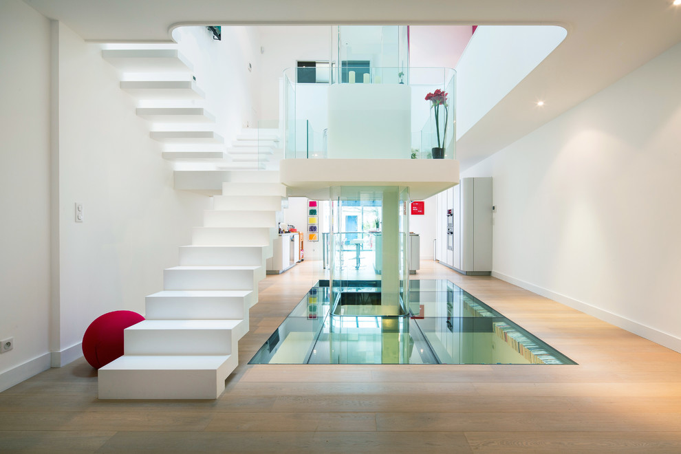На фото: большая п-образная бетонная лестница в современном стиле с бетонными ступенями с
