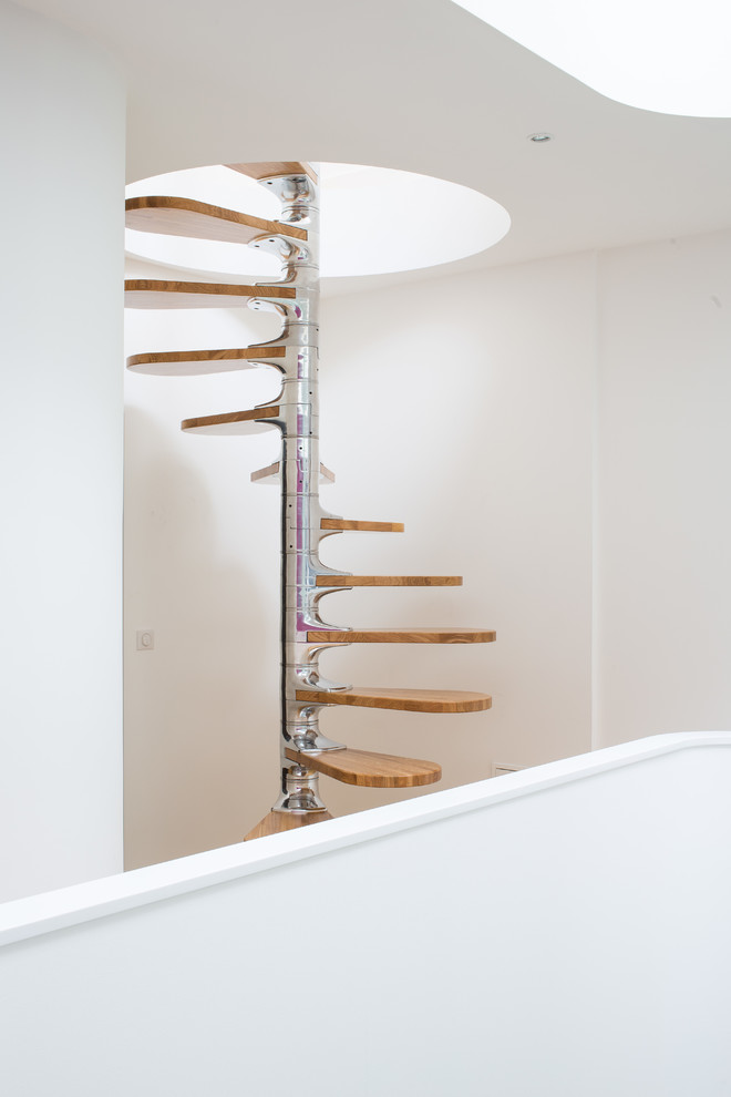 Réalisation d'un escalier sans contremarche hélicoïdal design de taille moyenne avec des marches en bois.