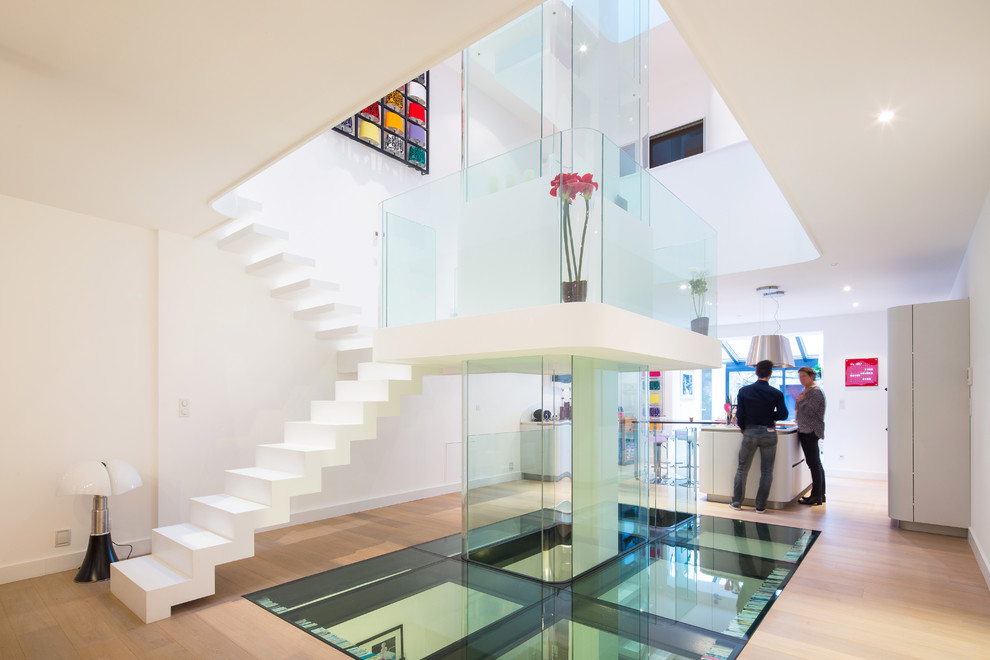 Design ideas for a contemporary staircase in Bordeaux with feature lighting.