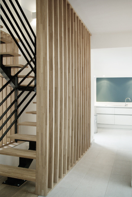 Cette image montre un escalier sans contremarche nordique en U avec des marches en bois.