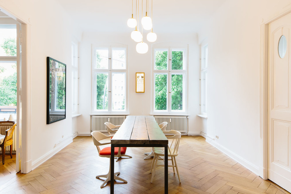 Geschlossenes, Mittelgroßes Klassisches Esszimmer mit weißer Wandfarbe und hellem Holzboden in Berlin