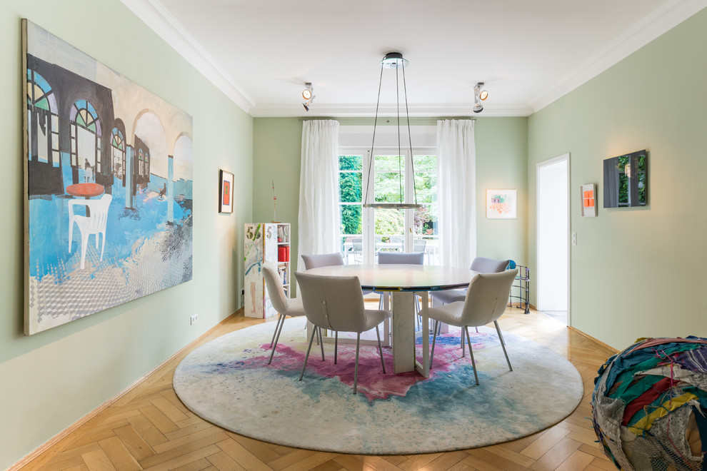 Idee per una sala da pranzo eclettica chiusa con pareti verdi, pavimento in legno massello medio e pavimento beige